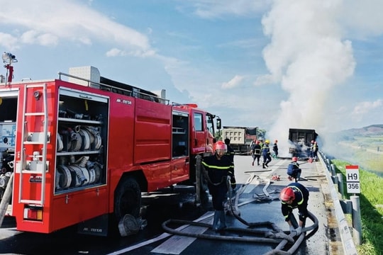 Cẩn trọng nguy cơ cháy xe ô tô mùa nắng nóng