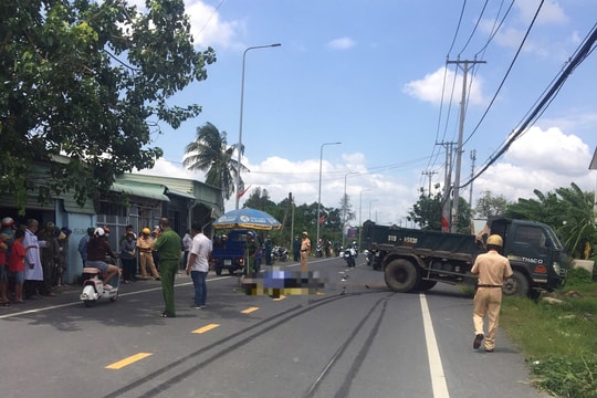 Va chạm với xe ben, 3 mẹ con thương vong