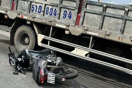Va chạm với xe tải, thanh niên đi xe máy tử vong