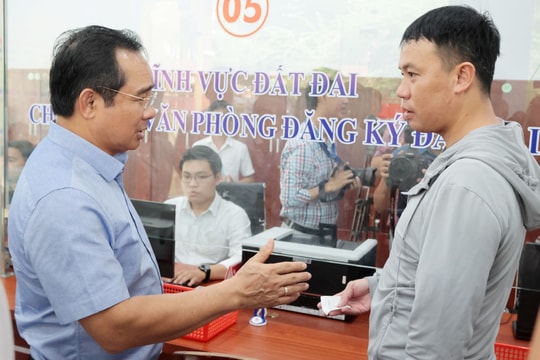 Chủ tịch TP.HCM kiểm tra Trung tâm hành chính công phường Phú An