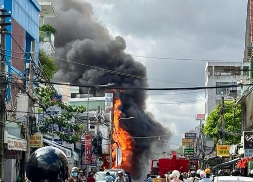 Dập tắt đám cháy cửa hàng điện thoại di động