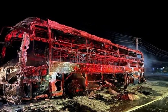 Xe khách giường nằm bốc cháy trên Quốc lộ 1A, 27 hành khách kịp thoát thân