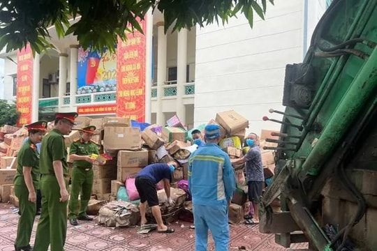 Hơn 50 hộ kinh doanh tại thủ phủ La Phù tự nguyên giao nộp 25 tấn bánh kẹo để tiêu hủy