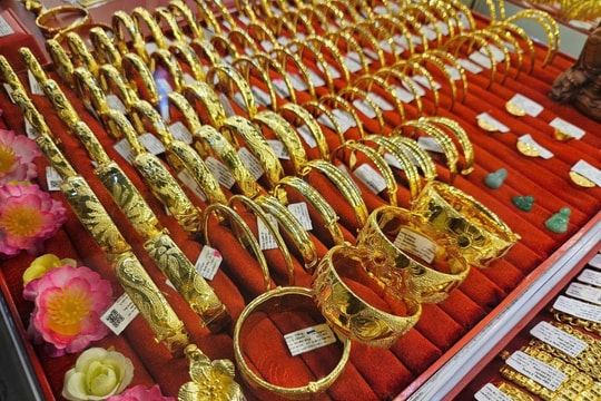 Giá vàng hôm nay 10/7: Điều chỉnh trái chiều