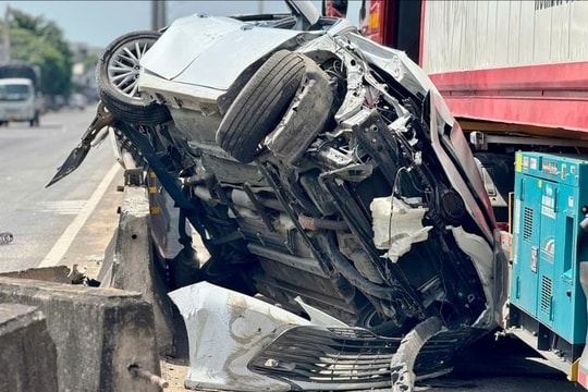 Va chạm với xe container, 3 người trên xe ô tô thoát chết thần kỳ