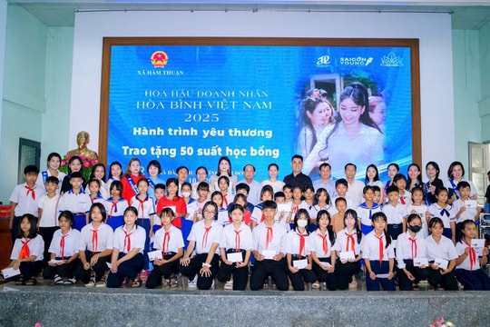 Hoa hậu trao học bổng cho học sinh nghèo hiếu học
