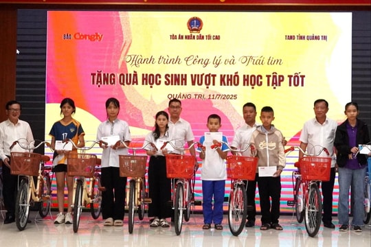 'Hành trình Công lý và Trái tim' trao quà, xe đạp cho học sinh vượt khó tại Quảng Trị