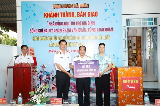Chính ủy Quân chủng Hải quân trao nhà đồng đội tại Khánh Hòa