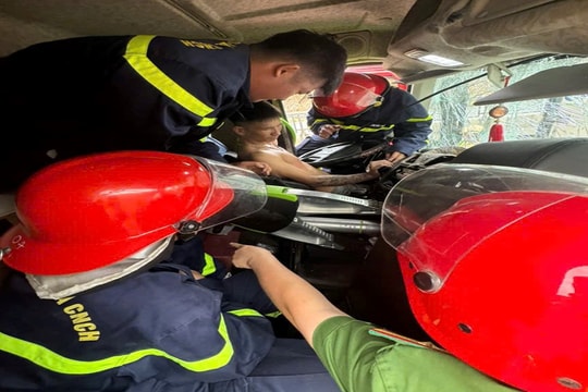 Giải cứu tài xế mắc kẹt trong cabin trên cao tốc