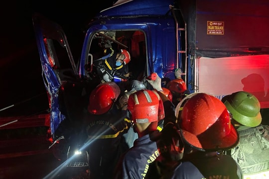 Giải cứu tài xế mắc kẹt trong cabin sau tai nạn trên cao tốc