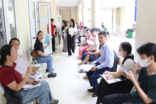 Hình ảnh học sinh Hà Nội làm xác nhận thủ tục nhập học vào lớp 10 công lập