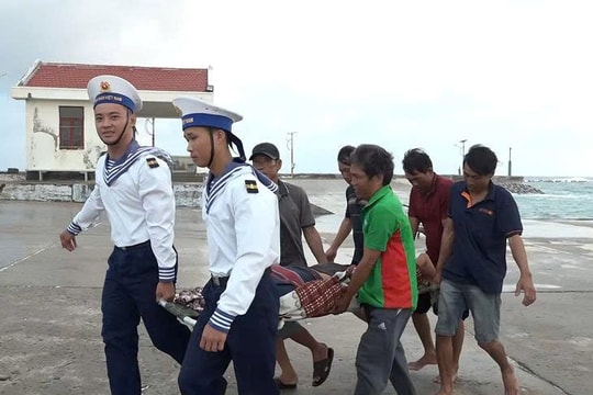Kịp thời cứu ngư dân bị chấn thương nặng khi đánh bắt trên biển