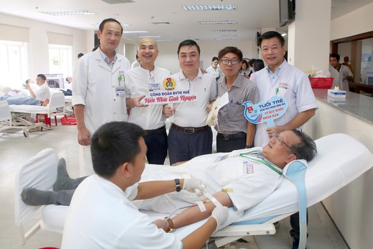 “Blouse trắng – Trái tim hồng”: Nghĩa cử đẹp giữa mùa khan hiếm máu