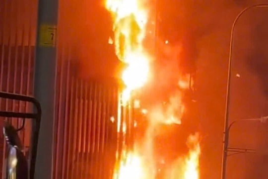 Cháy lớn ở tiệm cầm đồ rồi lan sang cửa hàng thức ăn nhanh ở TP.HCM