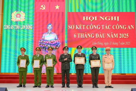 Bộ Công an thưởng nóng các đơn vị khám phá nhanh vụ án bắt giữ người trái pháp luật