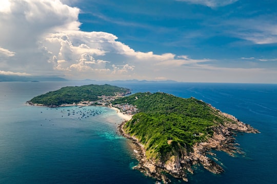 Giữ đất trời, dựng tương lai từ biển cả