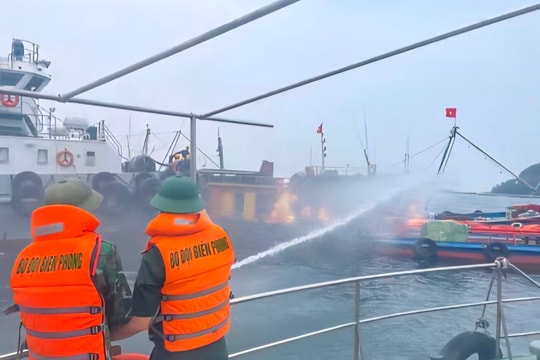 Tàu vận chuyển nước ngọt cháy ngùn ngụt ngoài biển