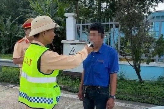 Lâm Đồng: Tài xế chở 45 hành khách vi phạm nồng độ cồn kịch khung