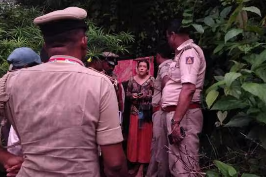 Người phụ nữ Nga trốn trong hang cùng 2 con gái nhỏ