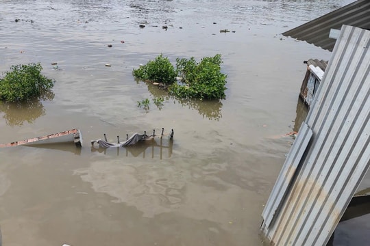 Nhiều nhà dân sụp xuống sông giữa đêm