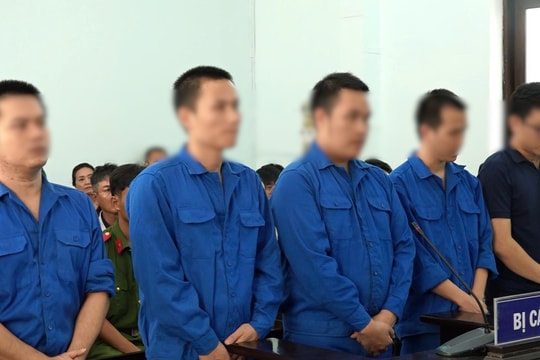 Góp tiền tổ chức 'tiệc trắng', nhóm bạn thân lĩnh án