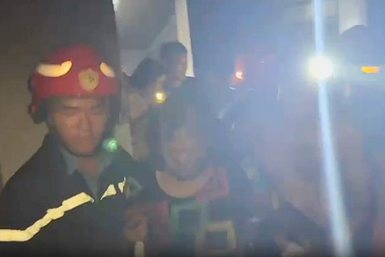 4 người mắc kẹt được cứu khỏi đám cháy trong đêm ở Hải Phòng