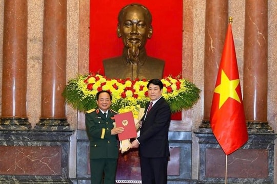 Chủ tịch nước trao Quyết định thăng quân hàm; cấp bậc hàm Đại tướng, Thượng tướng đối với sĩ quan Quân đội và Công an