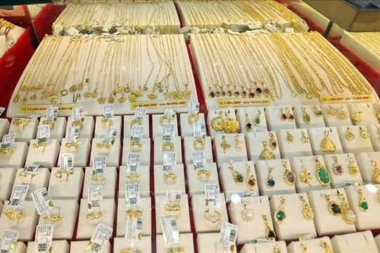 Giá vàng hôm nay 14/7: Neo đỉnh 1 tháng