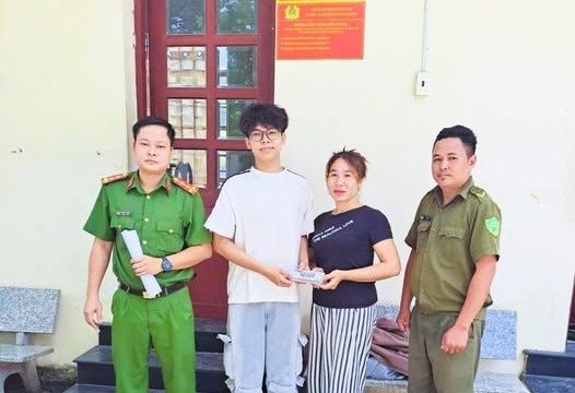 Nhặt được 37 triệu đồng, nam sinh nhờ công an tìm lại người đánh rơi