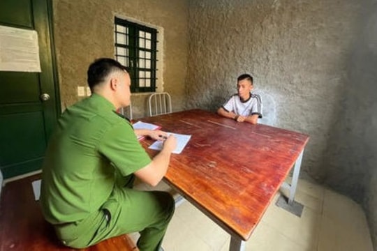 Tháo biển kiểm soát, mang theo hung khí đánh, chém người đi đường