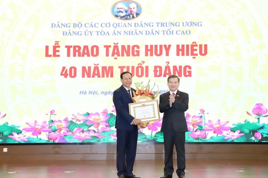 Phó Chánh án Thường trực Nguyễn Trí Tuệ nhận Huy hiệu 40 năm tuổi Đảng
