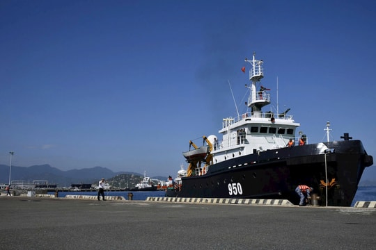 Lữ đoàn 955 đưa ngư dân bị bệnh từ đảo Phan Vinh A về đất liền an toàn