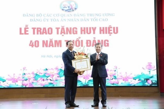 Trao tặng Huy hiệu 40 năm tuổi Đảng cho Phó Chánh án Thường trực Tòa án nhân dân tối cao Nguyễn Trí Tuệ