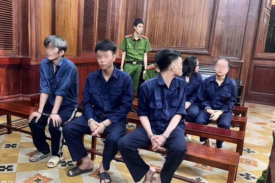 Cả nhà rủ nhau mua bán “hàng trắng”