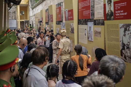 Trưng bày chuyên đề “Bút sắc, lòng son” tại Nhà tù Hoả Lò