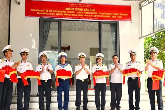 Bộ Tư lệnh Vùng 5 Hải quân bàn giao nhà đồng đội cho quân nhân có hoàn cảnh khó khăn