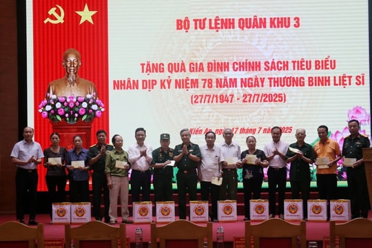 Quân khu 3 thăm, tặng quà các gia đình chính sách tại Hải Phòng