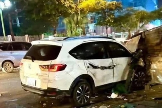 Hà Nội: Ô tô tông liên hoàn 2 xe con và 1 xe máy, 1 người tử vong