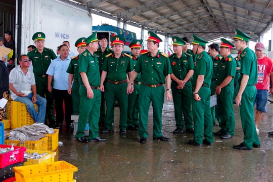 Khảo sát địa hình và kiểm tra các đơn vị biên phòng ở khu vực biên giới