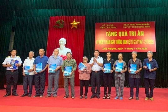 Vùng 1 Hải quân thăm, tặng quà gia đình chính sách tại Hải Phòng