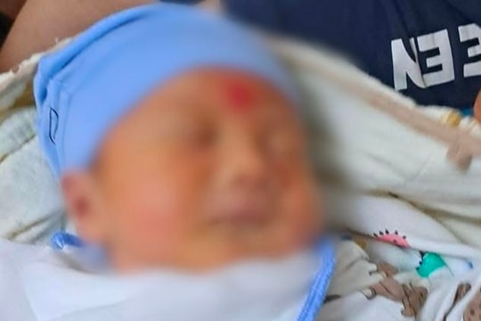 Bé trai mới sinh bị bỏ rơi trong chiếc làn