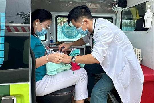 Bệnh viện ở Gia Lai cử người vượt hơn 100km cứu em bé sơ sinh người Lào