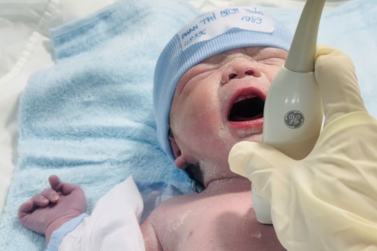 Em bé thứ 8 chào đời khỏe mạnh bằng can thiệp bào thai