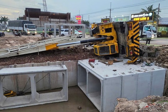 Nam công nhân tử vong sau khi cần cẩu bất ngờ đổ sập