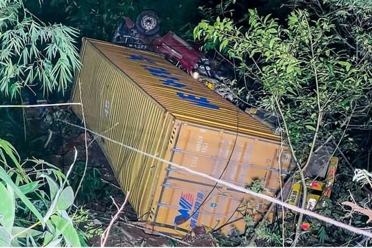 Quảng Trị: Xe container lao xuống vực 70 m, tài xế mắc kẹt gần 9 giờ