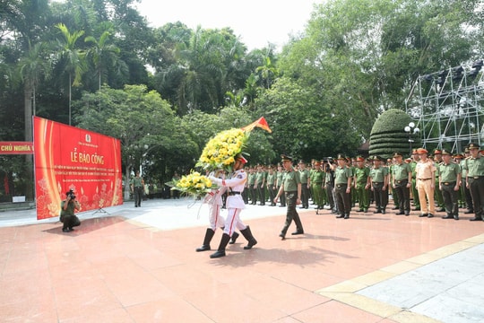 Công an Hà Nội tổ chức chương trình “Về nguồn” và trao nhà tình nghĩa ở Tuyên Quang