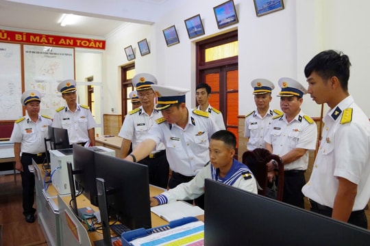 Bộ Tư lệnh Vùng 4 Hải quân làm việc với Trung đoàn 451