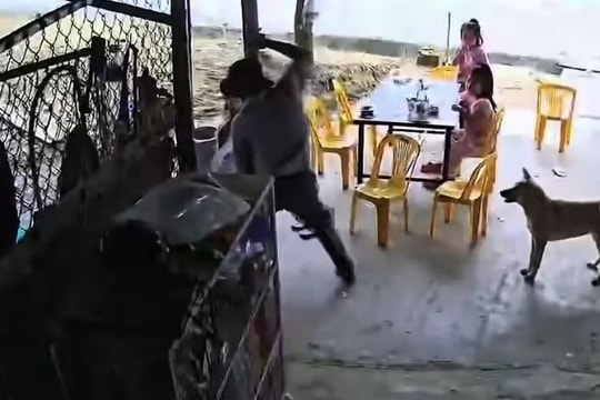 Người đàn ông bất ngờ bị đối tượng lạ dùng hung khí đâm nhiều nhát