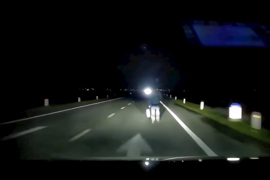 Bị xe ô tô tông tử vong khi đi bộ trên đường lúc rạng sáng