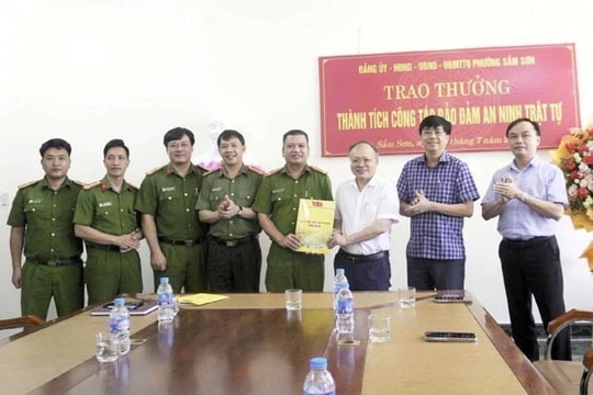 Thưởng nóng Công an phường Sầm Sơn trong vụ bắt giữ hơn 13 tấn chân gà ngâm hóa chất